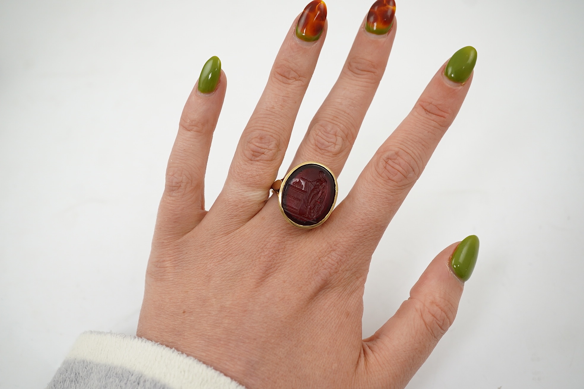 A glass intaglio ring, early 20th century